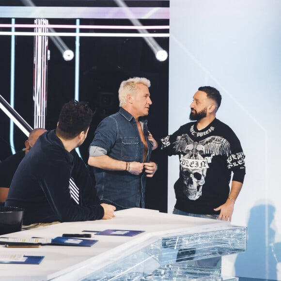 Exclusif - Benjamin Castaldi, Cyril Hanouna sur le plateau de l'émission TPMP (Touche pas à mon poste) diffusée en direct sur la chaine C8 le 15 février 2022. © Jack Tribeca / Bestimage 