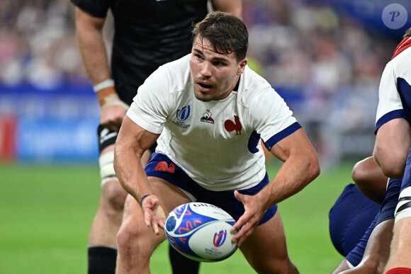 Il va revenir tout doucement cette semaine dans le groupe du XV de France.
Antoine Dupont ( 9 - France ) - - Match d'ouverture de la coupe du monde de Rugby : La France l'emporte 27 à 13 face à la Nouvelle Zélande (All Blacks) au Stade de France à Saint-Denis le 8 septembre 2023. © Federico Pestellini / Panoramic / Bestimage