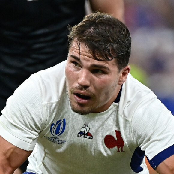 Il va revenir tout doucement cette semaine dans le groupe du XV de France.
Antoine Dupont ( 9 - France ) - - Match d'ouverture de la coupe du monde de Rugby : La France l'emporte 27 à 13 face à la Nouvelle Zélande (All Blacks) au Stade de France à Saint-Denis le 8 septembre 2023. © Federico Pestellini / Panoramic / Bestimage