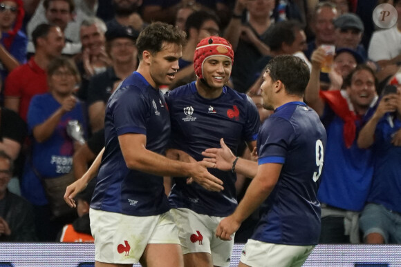 Joie - Damian Penaud (France) - Antoine Dupont (France) - Damian Penaud (France) - Coupe du Monde de Rugby France 2023 du match de Poule A entre la France et la Namibie (96-0) au stade Velodrome à Marseille le 21 septembre 2023. 