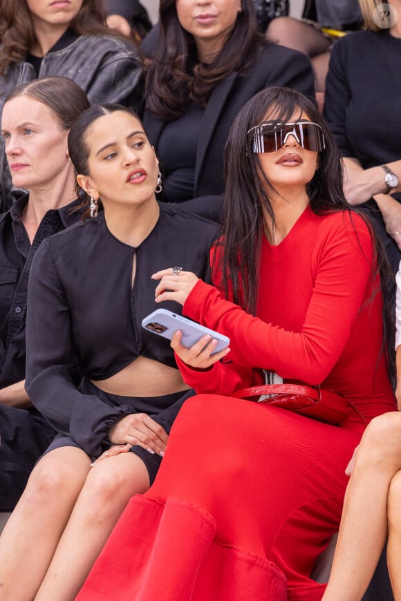 Rosalía et Kylie Jenner - Les célébrités au défilé Acne Studios prêt à porter femme Printemps/Été 2024 lors de la Fashion Week de Paris (PFW), à Paris, France, le 27 septembre 2023. © Olivier Borde/Bestimage