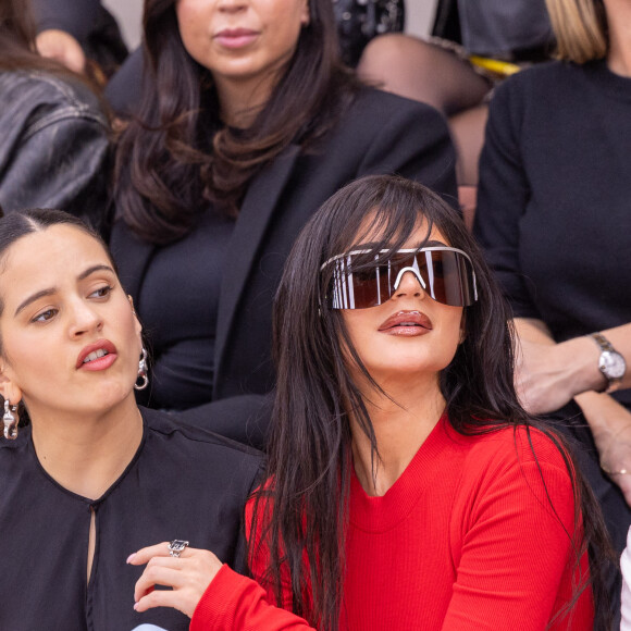 Rosalía et Kylie Jenner - Les célébrités au défilé Acne Studios prêt à porter femme Printemps/Été 2024 lors de la Fashion Week de Paris (PFW), à Paris, France, le 27 septembre 2023. © Olivier Borde/Bestimage