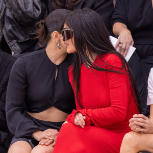 Kylie Jenner est à Paris pour la Fashion Week et elle était présente au défilé Acne Studios avec une autre star, avec qui elle est très complice.
Rosalía et Kylie Jenner - Les célébrités au défilé Acne Studios prêt à porter femme Printemps/Été 2024 lors de la Fashion Week de Paris (PFW), à Paris © Olivier Borde/Bestimage