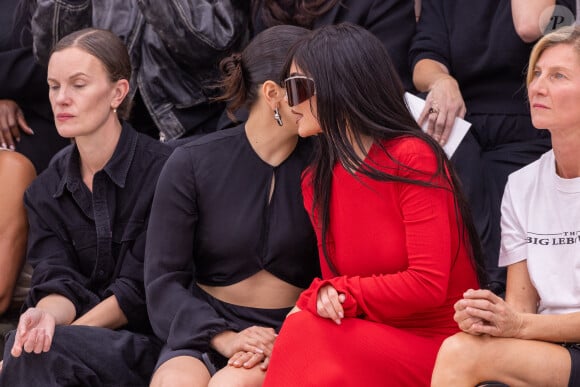 Kylie Jenner est à Paris pour la Fashion Week et elle était présente au défilé Acne Studios avec une autre star, avec qui elle est très complice.
Rosalía et Kylie Jenner - Les célébrités au défilé Acne Studios prêt à porter femme Printemps/Été 2024 lors de la Fashion Week de Paris (PFW), à Paris © Olivier Borde/Bestimage