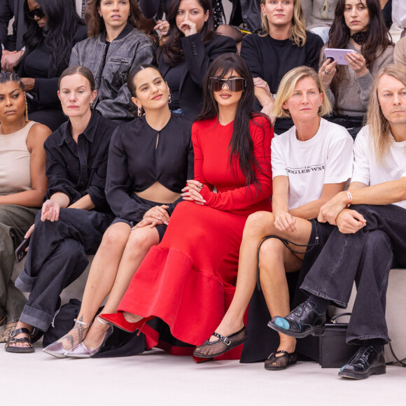 Rosalía et Kylie Jenner - Les célébrités au défilé Acne Studios prêt à porter femme Printemps/Été 2024 lors de la Fashion Week de Paris (PFW), à Paris, France, le 27 septembre 2023. © Olivier Borde/Bestimage