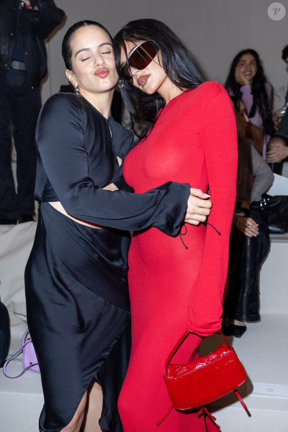 C'est la chanteuse Rosalia avec qui Kylie Jenner est super proche.
Rosalía et Kylie Jenner - Les célébrités au défilé Acne Studios prêt à porter femme Printemps/Été 2024 lors de la Fashion Week de Paris (PFW), à Paris, France, le 27 septembre 2023. © Olivier Borde/Bestimage
