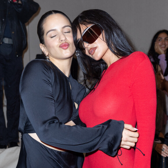 C'est la chanteuse Rosalia avec qui Kylie Jenner est super proche.
Rosalía et Kylie Jenner - Les célébrités au défilé Acne Studios prêt à porter femme Printemps/Été 2024 lors de la Fashion Week de Paris (PFW), à Paris, France, le 27 septembre 2023. © Olivier Borde/Bestimage