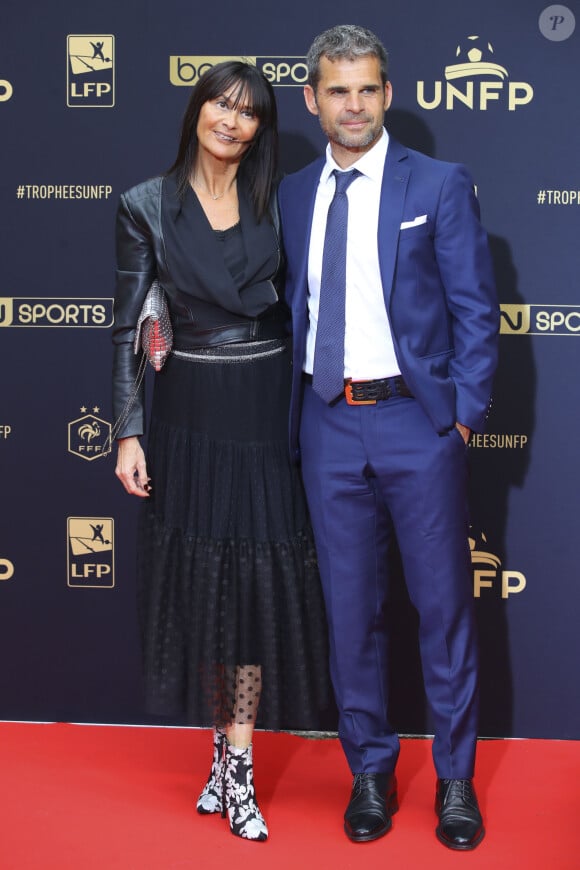 Didier Ollé-Nicolle et sa femme au photocall de la 28ème cérémonie des trophées UNFP (Union nationale des footballeurs professionnels) au Pavillon d'Armenonville à Paris, France, le 19 mai 2019.