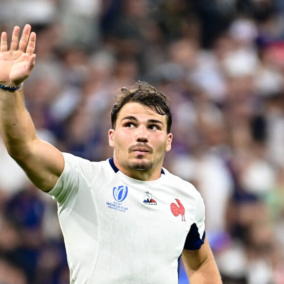 À cause de sa blessure, le demi de mêlée pourrait être contraint de porter un masque de protection lors de son retour sur les terrains
Info - Antoine Dupont souffre d'une fracture mais reste au sein du XV de France - Remerciements des joueurs de l'equipe de France aux supporters - Antoine Dupont ( 9 - France ) - - Match d'ouverture de la coupe du monde de Rugby : La France l'emporte 27 à 13 face à la Nouvelle Zélande (All Blacks) au Stade de France à Saint-Denis le 8 septembre 2023. © Federico Pestellini / Panoramic / Bestimage 