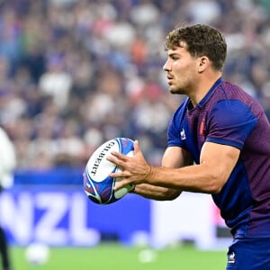 Echauffement - Antoine Dupont ( 9 - France ) - - Match d'ouverture de la coupe du monde de Rugby : La France l'emporte 27 à 13 face à la Nouvelle Zélande (All Blacks) au Stade de France à Saint-Denis le 8 septembre 2023. © Federico Pestellini / Panoramic / Bestimage 