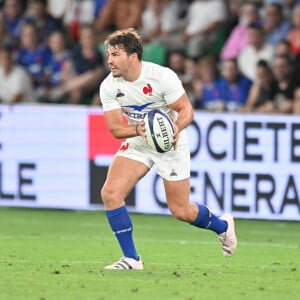 Le demi de mêlée s'est fracturé la machoîre durant la rencontre
Antoine Dupont (france) - Rugby : France vs Ecosse (30-27) - Match préparatif pour la coupe du monde 2023 à Saint-Étienne le 12 août 2023. © Frédéric Chambert / Panoramic / Bestimage 