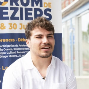 Antoine Dupont, capitaine de l'équipe de France, lors du Forum des Territoires positifs organisé par l'Institut de l'Economie Positive au stade de la Méditerranée Raoul Barriere, à Béziers, France, le 30 juin 2023. Dernière apparition publique d'Antoine Dupont et Fabien Galthié avant la coupe du Monde de Rugby qui aura lieu en France du 8 septembre au 28 octobre 2023. Plus de 300 personnes (déjà inscrites) vont se retrouver au stade Raoul Barrière de Béziers le 30 juin prochain, à l'occasion du Forum du sport positif. Organisé par L'Institut de l'Economie Positive, avec le concours de la ville de Béziers, ce forum a pour objectif de partager une vision croisée entre monde du sport et monde de l'entreprise. Animé par le journaliste Eric Revel, avec le soutien de Sud Radio, le forum accueillera notamment Fabien Galthié, sélectionneur de l'équipe de France de rugby, Antoine Dupont capitaine de l'équipe de France et du Stade Toulousain, LenaÏg Corson ancienne joueuse internationale de rugby, Bernard Laporte, ancien Ministre des Sports, et Franck Maciello, Directeur Technique National de l'arbitrage à la FFR. Ils seront entourés d'acteurs économiques impliqués dans le respect de l'environnement, en particulier Romain Trebuil, co-fondateur de la société Circle Sportswear. En grand témoin, le Forum accueillera également Philippe Guillard, réalisateur de cinéma qui vient de sortir " Pour l'honneur ". Ce film sera en projection libre le 29 juin. A cette occasion, l'Institut de l'Economie Positive présentera un sondage réalisé en partenariat avec la société Novamétrie, sur les attentes des jeunes générations (18-40 ans) vis-à-vis des entreprises et des collectivités locales. Ce forum sera la dernière opportunité de rencontrer Antoine Dupont et Fabien Galthié qui dès le 2 juillet participeront au rassemblement de l'équipe de France qui les emmènera jusqu'au 8 septembre date de l'ouverture de la Coupe du monde de Rugby. Lors de ce forum un point presse sera organisé sur inscription. © Valentina Claret/Panoramic/Bestimage