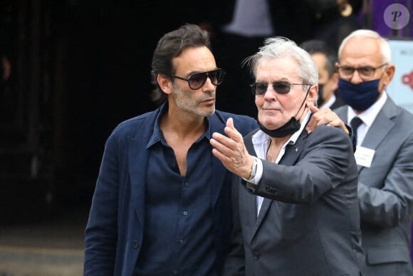 Info - Les trois enfants d'Alain Delon, Anouchka, Alain-Fabien et Anthony Delon, ont porté plainte contre la "dame de compagnie" de leur père pour des faits de harcèlement moral et détournement de correspondance - Alain Delon et son fils Anthony - Obsèques de Jean-Paul Belmondo en l'église Saint-Germain-des-Prés, à Paris le 10 septembre 2021. © Dominique Jacovides / Bestimage