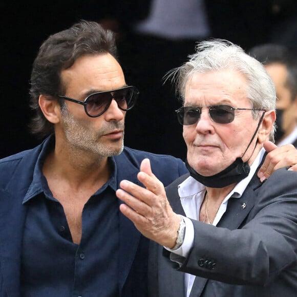Info - Les trois enfants d'Alain Delon, Anouchka, Alain-Fabien et Anthony Delon, ont porté plainte contre la "dame de compagnie" de leur père pour des faits de harcèlement moral et détournement de correspondance - Alain Delon et son fils Anthony - Obsèques de Jean-Paul Belmondo en l'église Saint-Germain-des-Prés, à Paris le 10 septembre 2021. © Dominique Jacovides / Bestimage