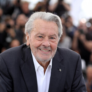 Info - Alain Delon inaugurera, entouré de ses enfants, son étoile sur le "Walk of Fame" à Los Angeles, quelques jours avant la cérémonie des Oscars en 2022 - Photocall de la Palme d'or d'honneur à Alain Delon lors du 72ème Festival International du film de Cannes. Le 19 mai 2019 © Jacovides-Moreau / Bestimage 