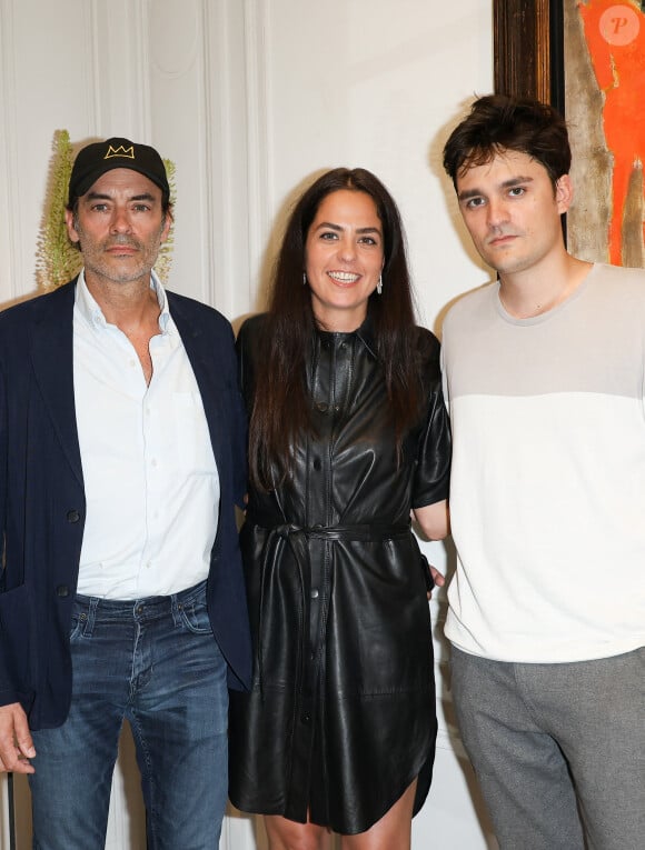 Exclusif - Prix Spécial - No Web - Anthony Delon, Anouchka Delon et Alain-Fabien Delon au cocktail à l'issue de la conférence de presse pour la vente de la collection Alain Delon chez Bonhams Cornette de Saint Cyr à Paris le 19 juin 2023. Après une tournée internationale d'abord à Bruxelles les 19 et 20 avril, New York du 5 au 9 mai, puis à Hong Kong du 24 au 27 mai et enfin à Genève du 1er au 3 juin, "Alain Delon, 60 ans de passion" sera présentée au feu des enchères par Bonhams Cornette de Saint Cyr le jeudi 22 juin dans les salons de l'avenue Hoche. Riche en œuvres sculptées et avec un beau corpus de dessins de la Renaissance italienne et de rares feuilles des grands maîtres français du XIXe siècle, la collection d'Alain Delon est composée de 80 chefs d'œuvre des plus grands noms de l'Histoire de l'Art : Véronèse, Beccafumi, Corot, Delacroix, Millet, Dufy, Gleizes et bien d'autres pour une estimation globale de 4 à 5 millions d'euros. © Coadic Guirec/Bestimage  Exclusive - For Germany call for price - No Web - Belgique et Suisse - Press conference for the sale of the Alain Delon collection at Bonhams Cornette de Saint Cyr in Paris on June 19, 2023. After an international tour first in Brussels on April 19 and 20, New York from May 5 to 9, then in Hong Kong from May 24 to 27 and finally in Geneva from June 1 to 3, Alain Delon, 60 years of passion will be presented at auction by Bonhams Cornette de Saint Cyr on Thursday June 22 in the salons of avenue Hoche. Rich in sculpted works and with a fine corpus of Italian Renaissance drawings and rare sheets by the great French masters of the 19th century, Alain Delon's collection is made up of 80 masterpieces by the greatest names in the history of Art: Véronèse, Beccafumi, Corot, Delacroix, Millet, Dufy, Gleizes and many others for an overall estimate of 4 to 5 million euros. 