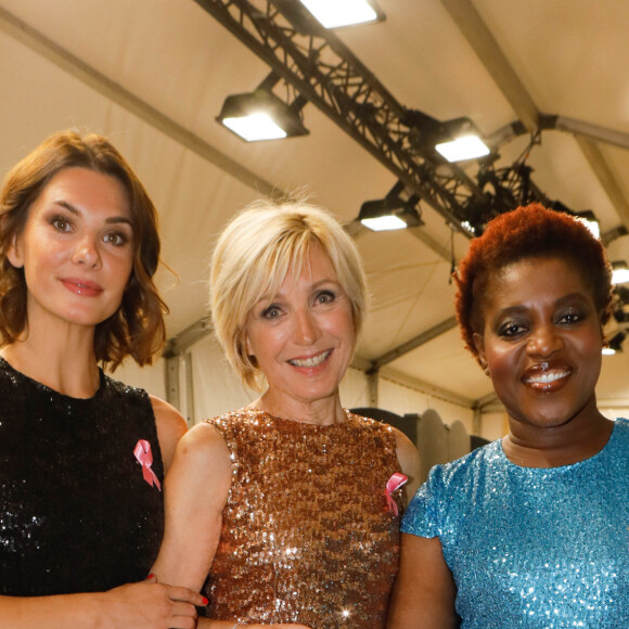 Exclusif -Alice Detollenaere, Evelyne Dhéliat, Claudia Tagbo, marraines de l'association - Backstage du défilé des 30 ans de l'Association "Ruban rose" à l'occasion d'octobre rose 2022 la campagne du mois de sensibilisation au cancer du sein en marge de la Fashion Week De Paris (PFW), au Trocadéro à Paris, France, le 1 octobre 2022. Pour lancer sa campagne de sensibilisation à l'occasion d'Octobre Rose 2022, l'Association Ruban Rose réunira, samedi 1er octobre 2022 à Paris un collectif de 30 femmes touchées personnellement par la maladie. Trois d'entre elles, dont l'identité sera révélée lors de l'événement, sont des personnalités connues du grand public. © Christophe Clovis/Bestimage 