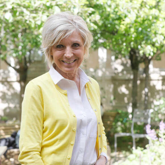 Evelyne Dhéliat (TF1 & LCI) - Les présentateurs météo français donnent le "feu vert" officiel de la 19ème édition du Forum International de la Météo et Climat (FIM) à l'académie du climat (anciennement Mairie du IVe arrondissement) à Paris, France, le 6 mai 2022. © Christophe Clovis / Bestimage 