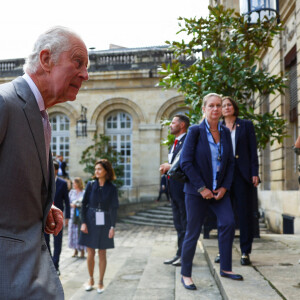 Le roi Charles III d'Angleterre et Camilla Parker Bowles, reine consort d'Angleterre, arrivent à l'Hôtel de Ville de Bordeaux, le 22 septembre 2023. Le couple royal britannique, en visite en France du 20 au 22 septembre 2023, s'est offert un bain de foule avant d'être accueillis par le maire de la ville, P.Hurmic. 