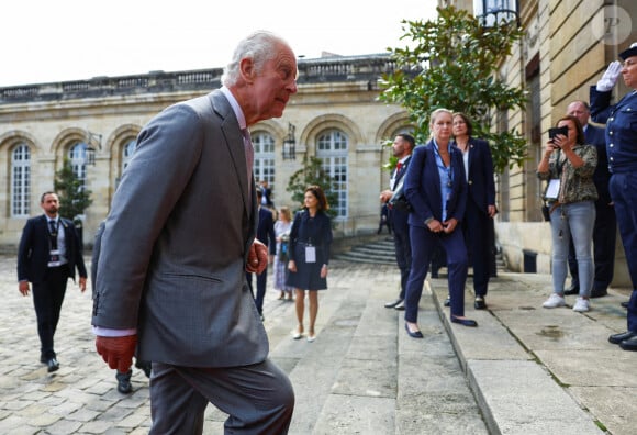 Le roi Charles III d'Angleterre et Camilla Parker Bowles, reine consort d'Angleterre, arrivent à l'Hôtel de Ville de Bordeaux, le 22 septembre 2023. Le couple royal britannique, en visite en France du 20 au 22 septembre 2023, s'est offert un bain de foule avant d'être accueillis par le maire de la ville, P.Hurmic. 