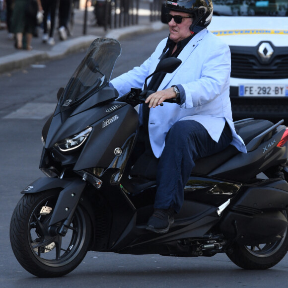Exclusif - Gérard Depardieu déjeune avec une amie dans un restaurant japonais de Saint-Germain-des-Prés à Paris le 18 septembre 2020.