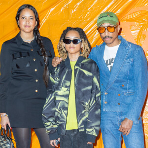 Notament également les présences de Pharell Williams, entouré de sa famille,
Pharrell Williams, sa femme Helen Lasichanh et leur fille Rocket Williams - Photocall du défilé de mode printemps-été 2024 "Louis Vuitton" lors de la fashion week de Paris. Le 2 octobre 2023 © Olivier Borde / Bestimage 