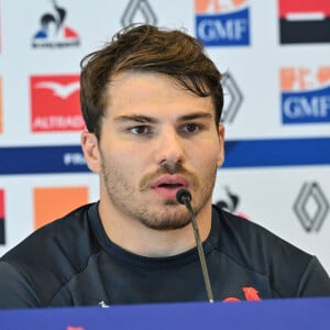 On peut voir Antoine Dupont en pleine séance de musculation.
Antoine Dupont - A.Dupont et R.Ibanez, manager général du XV de France, en conférence de presse à Saint-Etienne, à la veille du match France - Ecosse et quelques semaines avant le début de la Coupe du monde de rugby (8 septembre - 28 octobre 2023), le 11 août 2023. © Frédéric Chambert / Panoramic / Bestimage