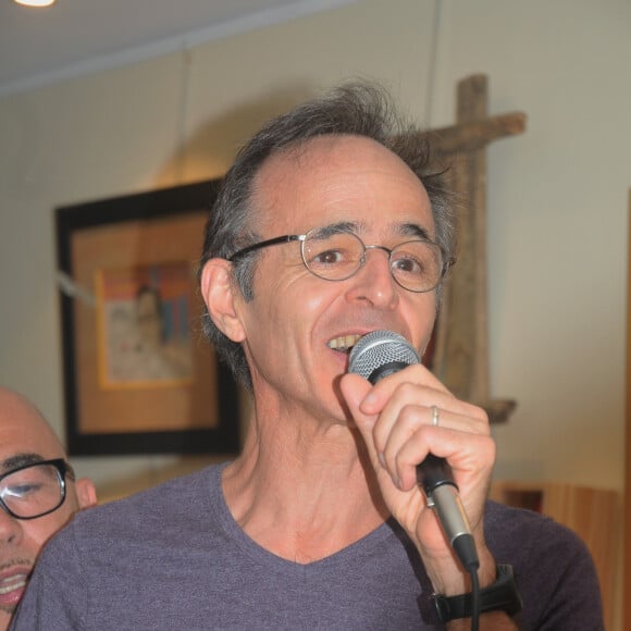 Il faut dire que Jean-Jacques Goldman veut rester loin des médias.
Exclusif - Jean-Jacques Goldman - Vente aux enchères à l'occasion du 20ème anniversaire du spectacle "Les Vendanges du Coeur" à Ouveillan, près de Narbonne (Aude) au profit des "Restos du Coeur" le 20 juillet 2014.