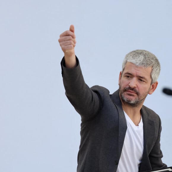 Le chanteur Grégoire - Le président de la République française E.Macron et la première dame B.Macron assistent à la messe donnée par le pape François au stade Vélodrome de Marseille, le 23 septembre 2023. Sa Sainteté le pape François est à Marseille pour la clôture des Rencontres Méditerranéennes (17 - 24 septembre 2023). © Dominique Jacovides / Bestimage 