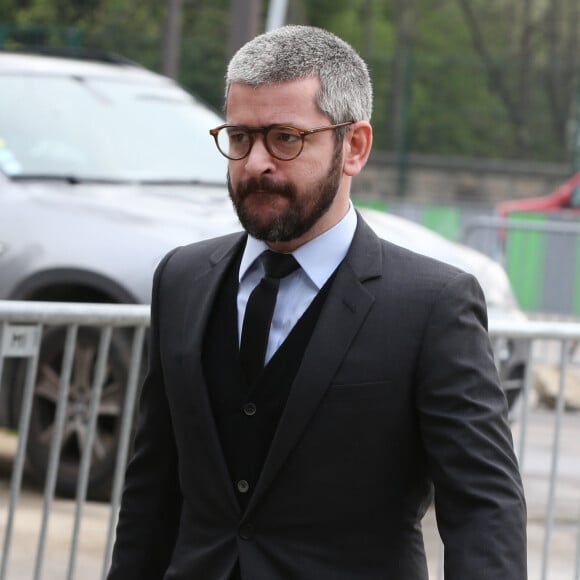 Le chanteur Grégoire lors des obsèques de Véronique Colucci au cimetière communal de Montrouge, le 12 avril 2018.