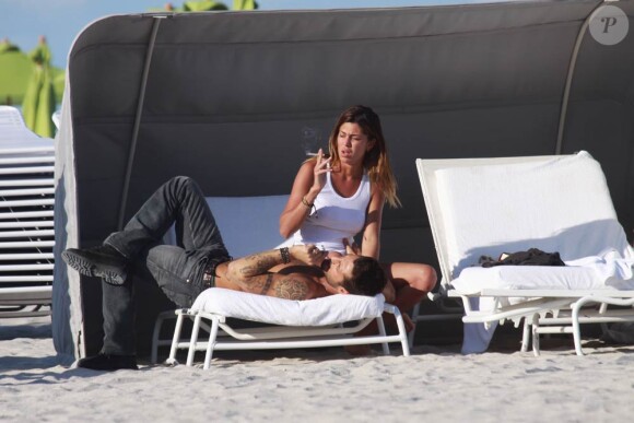 La bombe Belen Rodriguez, torride à Miami Beach, en Floride, avec son boyfriend Fabricio Corona, le 7 mars 2010.