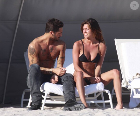 La bombe Belen Rodriguez, torride à Miami Beach, en Floride, avec son boyfriend Fabricio Corona, le 7 mars 2010.