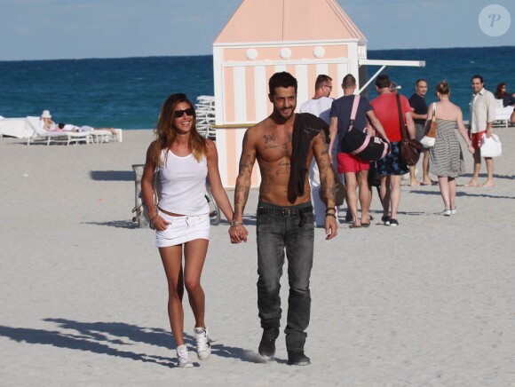 La bombe Belen Rodriguez, torride à Miami Beach, en Floride, avec son boyfriend Fabricio Corona, le 7 mars 2010.