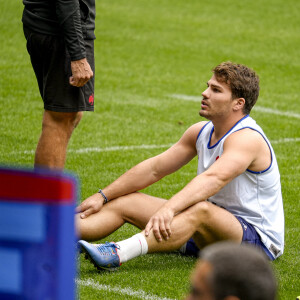 Il vient également de perdre son brassard de capitaine.
Antoine Dupont lors d'une séance d'entraînement au stade OL de Decines-Charpieu, près de Lyon, dans le sud-est de la France, le 4 octobre 2023, lors de la Coupe du monde de rugby en France 2023. 