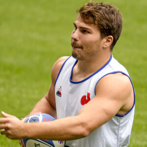 Antoine Dupont ne sera pas apte pour jouer contre l'Italie ce vendredi à Lyon,
Antoine Dupont lors d'une séance d'entraînement au stade OL de Decines-Charpieu, près de Lyon, dans le sud-est de la France.