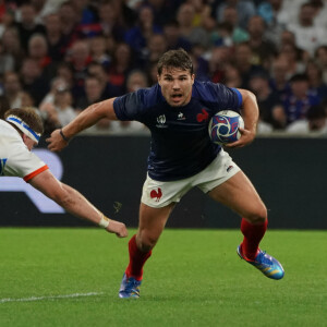 Mais "RMC Sport" vient de révéler ce jeudi qu'il va beaucoup mieux.
Info - Antoine Dupont souffre d'une fracture mais reste au sein du XV de France - Antoine Dupont (France) - Louis van der Westhuizen (Namibie) - Coupe du Monde de Rugby France 2023 du match de Poule A entre la France et la Namibie (96-0) au stade Velodrome à Marseille le 21 septembre 2023. 