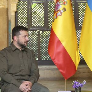Et Volodymyr Zelensky les a rejoints.
Felipe d'Espagne et Volodymyr Zelensky - Felipe VI d'Espagne, Letizia d'Espagne et Volodymyr Zelensky assistent à un dîner avec les chefs d'Etat et le Gouvernement, au Sommet de l'Union Européenne, au Palais de l'Alhambra à Grenade, 5 octobre 2023. Grenade, Espagne.