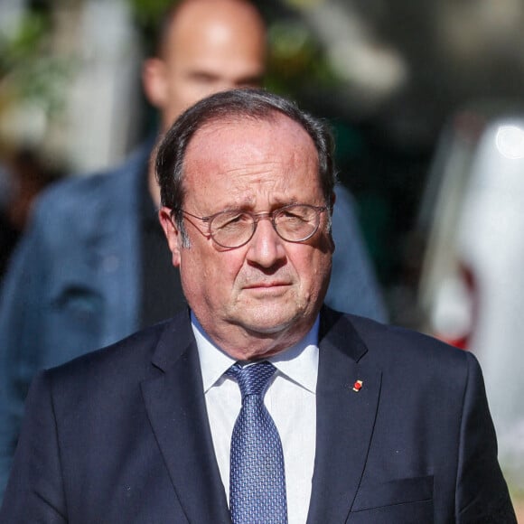 François Hollande - Obsèques du journaliste Jean-Pierre Elkabbach au cimetière du Montparnasse dans le 14ème arrondissement de Paris, France, le 6 octobre 2023. © Christophe Clovis/Bestimage