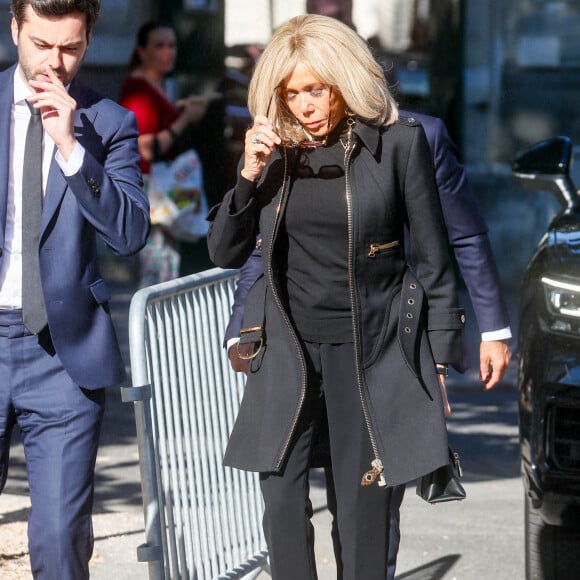 Tristan Bromet, chef de cabinet et la Première Dame Brigitte Macron - Obsèques du journaliste Jean-Pierre Elkabbach au cimetière du Montparnasse dans le 14ème arrondissement de Paris, France, le 6 octobre 2023. © Christophe Clovis/Bestimage