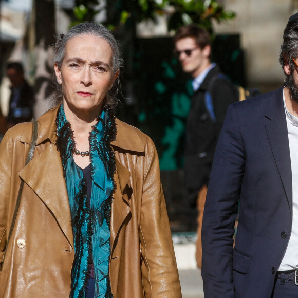 Delphine Ernotte et Stéphane Sitbon-Gomez - Obsèques du journaliste Jean-Pierre Elkabbach au cimetière du Montparnasse dans le 14ème arrondissement de Paris, France, le 6 octobre 2023. © Christophe Clovis/Bestimage 