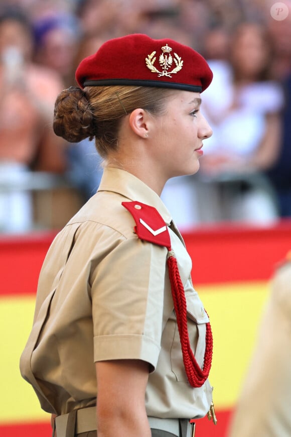 La princesse Leonor participe à l'offrande des cadets à la Vierge du Pilar dans la basilique patronale de l'Hispanité de l'Académie Générale Militaire de Saragosse, le 6 octobre 2023. 