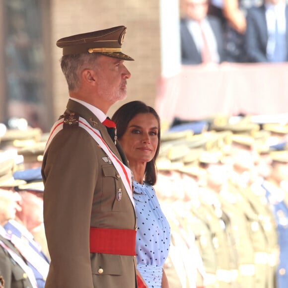 Le roi Felipe VI et la reine Letizia d'Espagne, lors de la prestation de serment du drapeau au Patio de Armas de l'Académie Générale Militaire de Saragosse,Espagne, le 7 octobre 2023. 