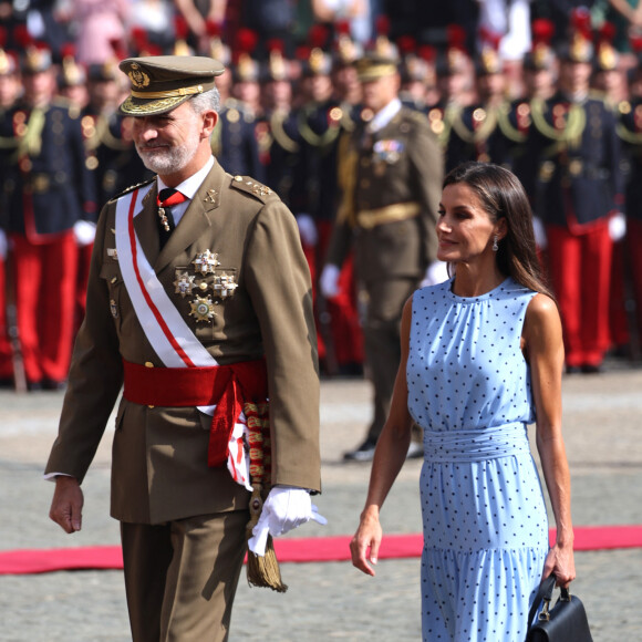 Le roi Felipe VI et la reine Letizia d'Espagne, lors de la prestation de serment du drapeau au Patio de Armas de l'Académie Générale Militaire de Saragosse,Espagne, le 7 octobre 2023. 