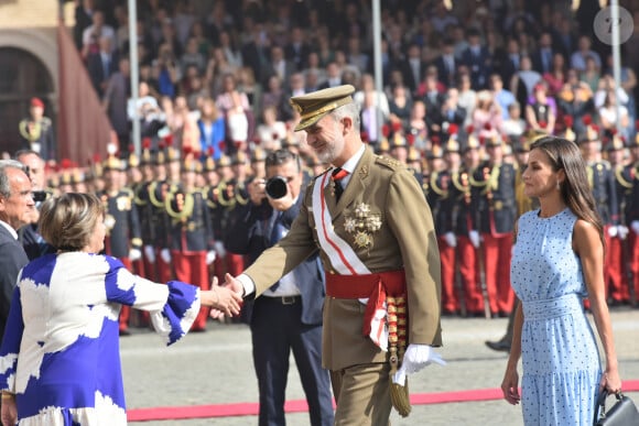 Felipe VI et sa femme Letizia étaient présents, ce samedi matin et ont été très émus.
Le roi Felipe VI et la reine Letizia d'Espagne, lors de la prestation de serment du drapeau au Patio de Armas de l'Académie Générale Militaire de Saragosse,Espagne, le 7 octobre 2023. 