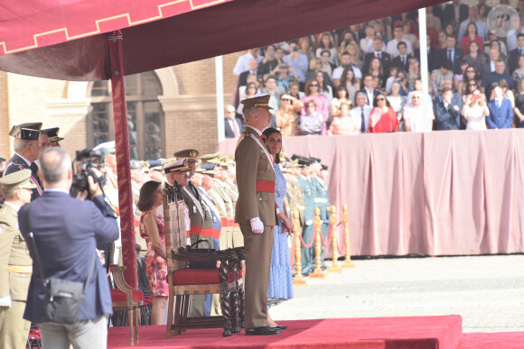 La reine Letizia semblait notamment au bord des larmes en voyant sa fille prêter serment.
Le roi Felipe VI et la reine Letizia d'Espagne, lors de la prestation de serment du drapeau au Patio de Armas de l'Académie Générale Militaire de Saragosse,Espagne, le 7 octobre 2023. 