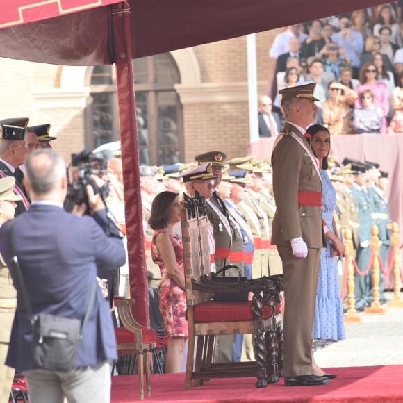 La reine Letizia semblait notamment au bord des larmes en voyant sa fille prêter serment.
Le roi Felipe VI et la reine Letizia d'Espagne, lors de la prestation de serment du drapeau au Patio de Armas de l'Académie Générale Militaire de Saragosse,Espagne, le 7 octobre 2023. 