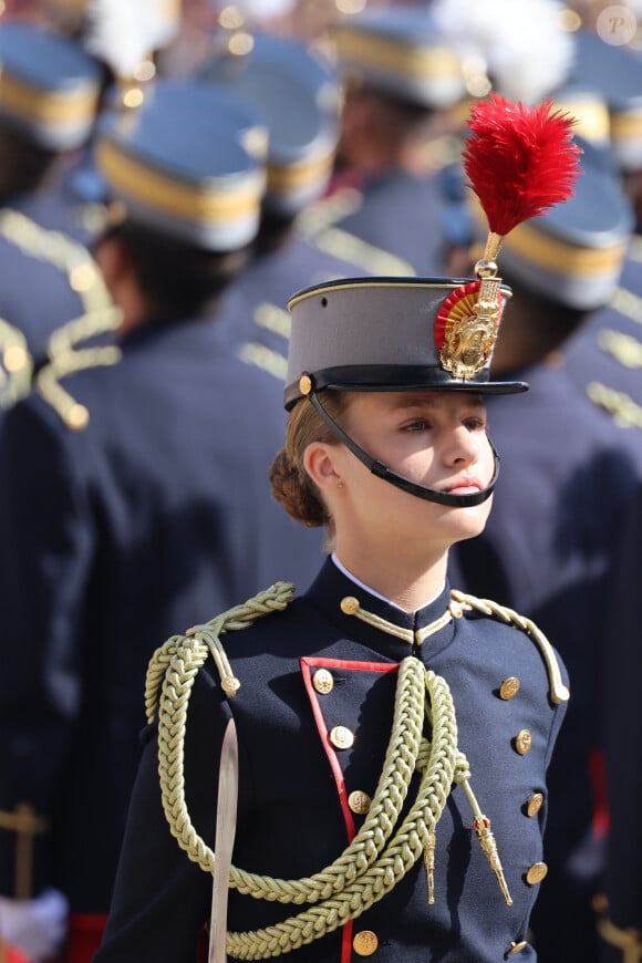 Leonor d'Espagne doit étudier trois ans dans cette académie.
La Princesse Leonor lors de la prestation de serment du drapeau au Patio de Armas de l'Académie Générale Militaire de Saragosse, Espagne, le 7 octobre 2023. 