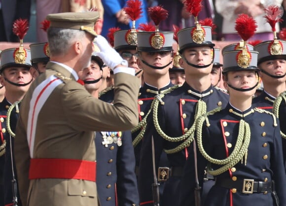 Leonor d'Espagne a vécu une cérémonie militaire émouvante ce samedi. 
La Princesse Leonor et le roi Felipe VI d'Espagne lors de la prestation de serment du drapeau au Patio de Armas de l'Académie Générale Militaire de Saragosse, Espagne. 