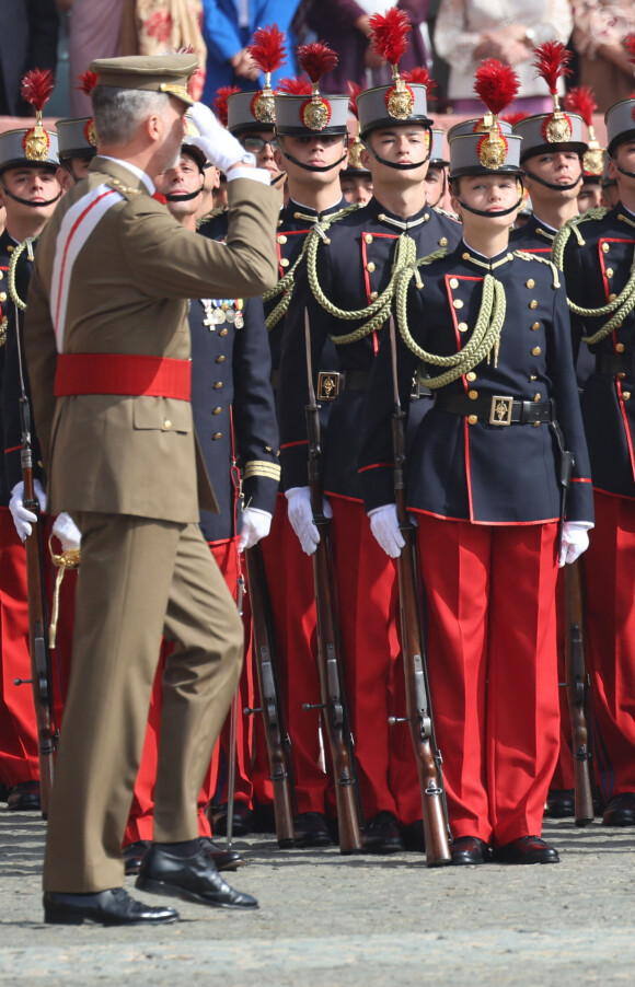 La Princesse Leonor et le roi Felipe VI d'Espagne lors de la prestation de serment du drapeau au Patio de Armas de l'Académie Générale Militaire de Saragosse, Espagne, le 7 octobre 2023. 