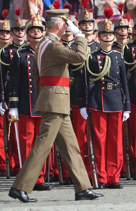 La Princesse Leonor et le roi Felipe VI d'Espagne lors de la prestation de serment du drapeau au Patio de Armas de l'Académie Générale Militaire de Saragosse, Espagne, le 7 octobre 2023. 